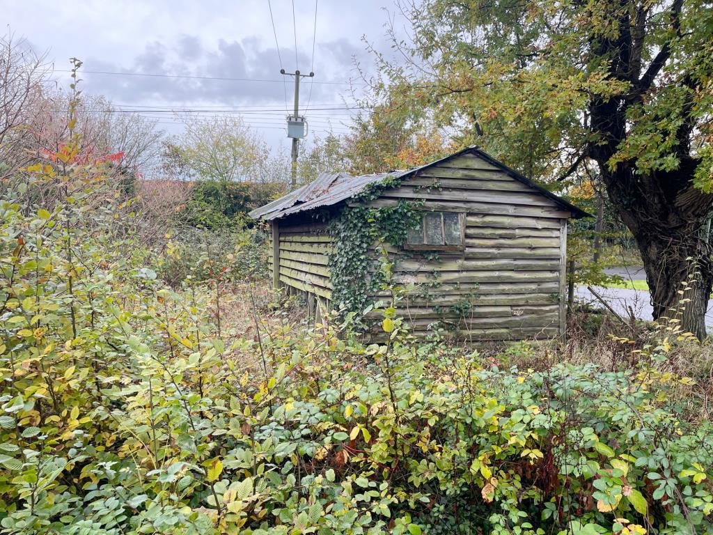 Lot: 35 - FREEHOLD SITE WITH DILAPIDATED TIMBER BUILDING - View of timber building on site